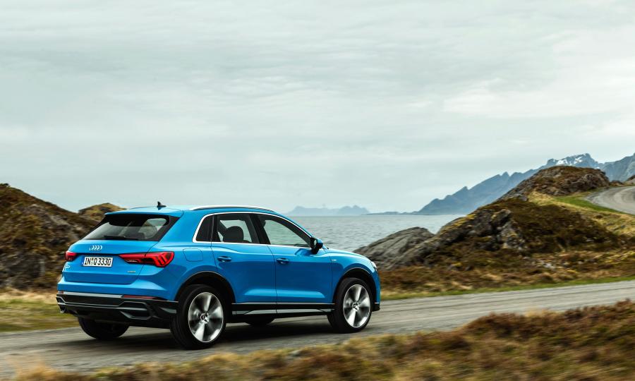  Audi Q3 45 TFSI Quattro S-Line 2018 года  (WW) (фото 12 из 56)